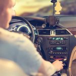 Kanadyjscy naukowcy przekonują: audiobooki pozwalają kierowcom lepiej skupić się podczas długiej, monotonnej trasy
