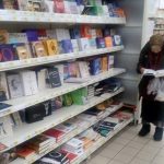 Starsza pani z Kijowa od 15 lat chodzi do hipermarketu czytać książki. Postawiono dla niej kanapę