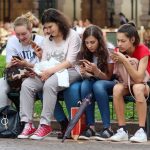 Nowe wyniki badań wśród nastolatków: media społecznościowe i smsy praktycznie wyparły codzienną lekturę książek