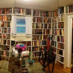 Amerykanin pokazał swoją imponującą kolekcję: wszystkie ściany domu wyłożone regałami z książkami