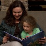 Polscy lekarze wręczają rodzicom „recepty” na czytanie dzieciom. Ruszyła akcja „Książka na receptę. Recepta na sukces”