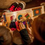 Czytanie z dziećmi tradycyjnych książek bardziej wzmacnia więź niż wspólna lektura z tabletu
