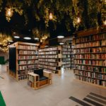 W Lublinie otwarto „zieloną” bibliotekę. Do jej zaprojektowania wykorzystano naturalne materiały, a z sufitu zwisają porosty