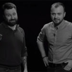 Jakub Ćwiek i Wojciech Chmielarz autorami horroru w formie serialu dźwiękowego. Posłuchaj pierwszego odcinka „Skowytu”