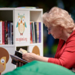 Książki pomagają wspierać samotnych seniorów podczas pandemii. Fundacja Zaczytani.org uruchomiła tele-biblioterapie dla osób starszych