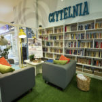Centra handlowe tworzą przestrzenie dla czytelników. W Nowych Czyżynach w Krakowie otwarto czytelnię, w Atrium Kasztanowej w Pile działa biblioteczka z odzyskanych książek