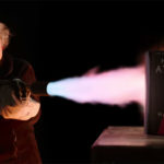 Margaret Atwood z miotaczem w dłoniach testuje ognioodporny egzemplarz „Opowieści podręcznej”. Pieniądze ze sprzedaży książki trafią na walkę z cenzurą