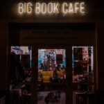 Spotkania z Keretem i Krajewskim, aktorskie interpretacje prozy Sally Rooney oraz inne atrakcje w październiku w warszawskim Big Book Cafe