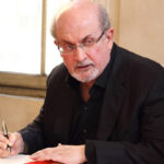 Salman Rushdie nie widzi na jedno oko. Stracił też sprawność w jednej ręce