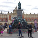W Krakowie stanął drugi taki sam pomnik Adama Mickiewicza, tym razem wędrujący. W połowie listopada zobaczymy go w kolejnej lokalizacji