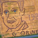 Wielki portret George’a Orwella na polu pszenicy. Włoski artysta oddał hołd autorowi „Roku 1984”