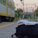 „Pociąg do czytania”. Na pięciu dworcach kolejowych PKP pojawią się czytelnicze strefy
