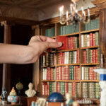 Znani brytyjscy autorzy stworzyli nowe miniaturowe książki do królewskiego domku dla lalek